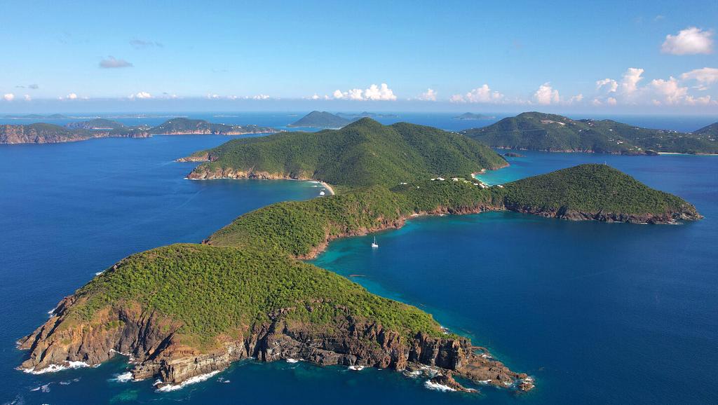 La geografía escarpada de Guana Island en Muskmelon Bay
