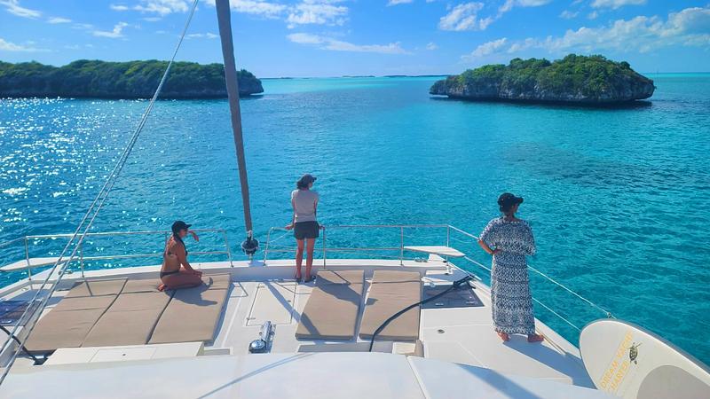 Navegando a la bahía cerca de Staniel Cay y Thunderball Grotto